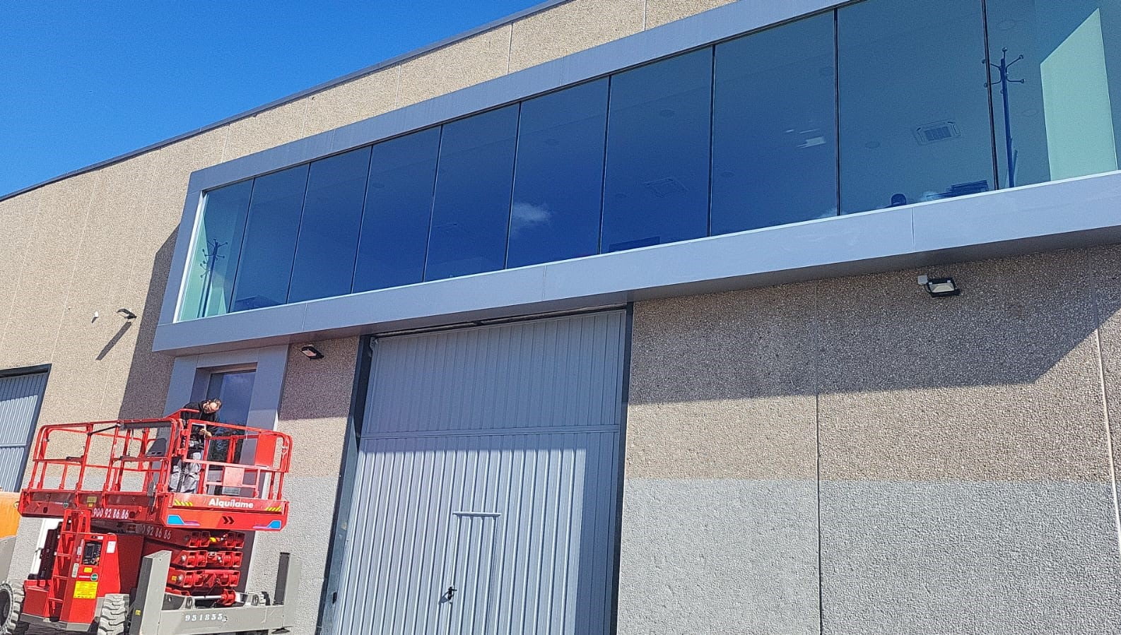 Reposición Muro Cortina y Carpinteria de aluminio en empresa de Viladecans
