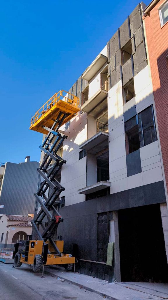 Fachada ventilada de piedra en Pallejà
