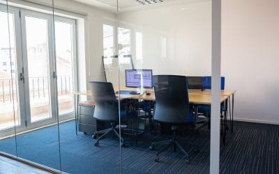 Puertas de vidrio para oficinas modernas